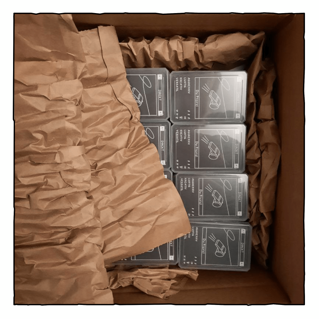 In einem Karton sind einige Sets des Quartetts "Diskriminierungsfrei Pöbeln" verpackt.