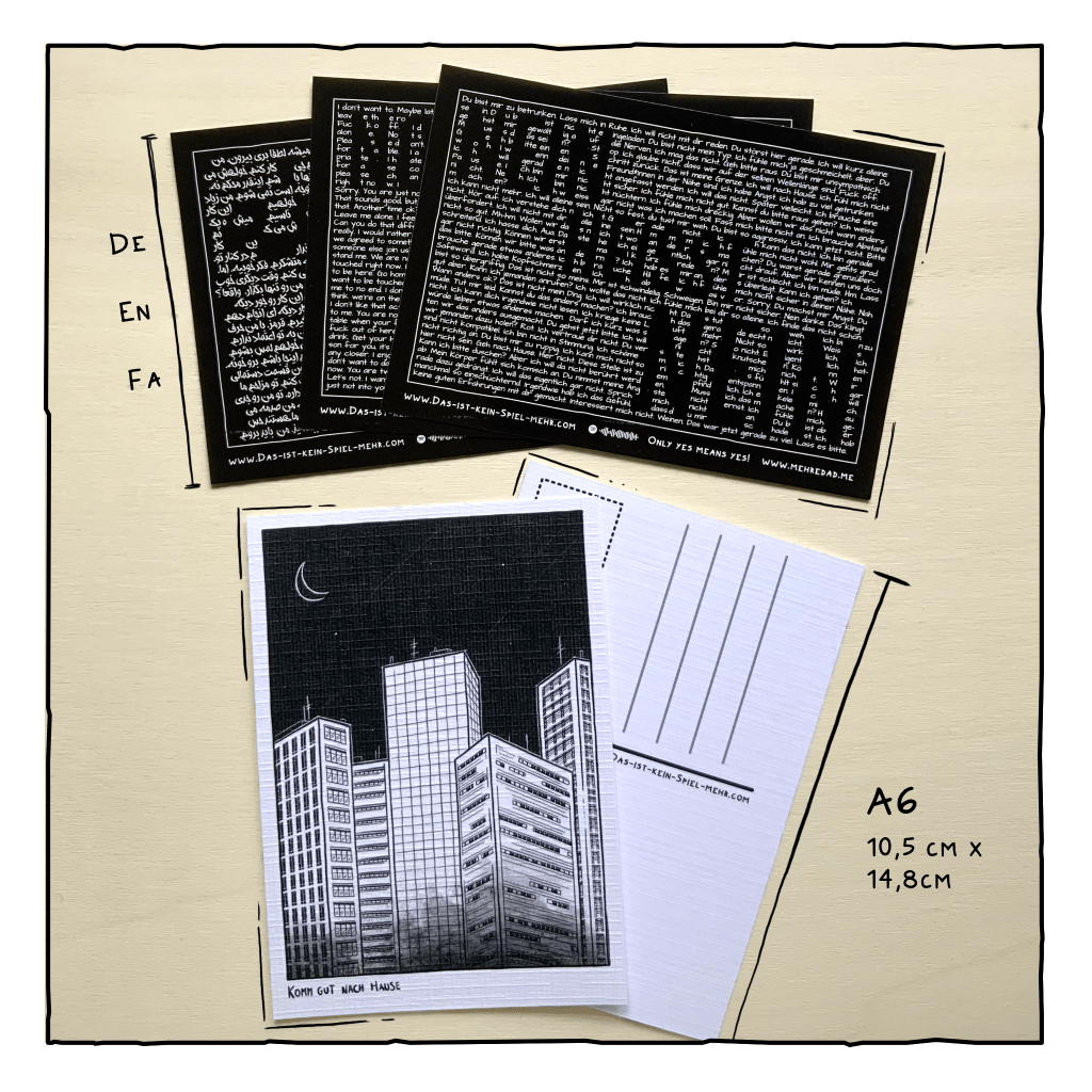 Fünf Postkarten liegen verteilt auf einem Holzbrett. Drei Postkarten haben einen schwarzen Hintergrund mit weißer Schrift. Die Postkarten darunter zeigen eine Großstadt bei Nacht.