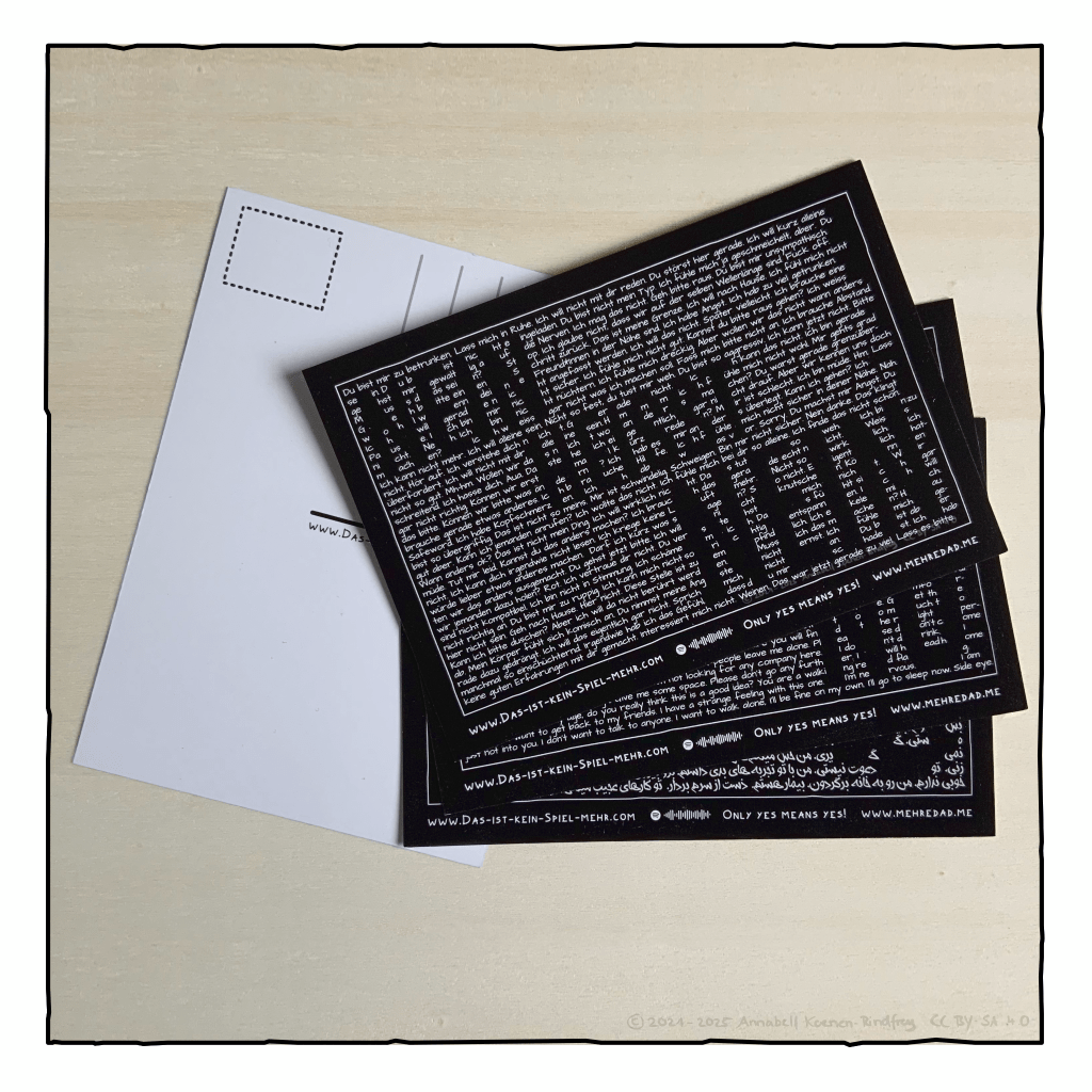 Vier Postkarten liegen schrägt übereinander. Auf allen Karten bilden viele kleine Sätze durch die Lücken zwischen den Worten einen Schriftzug. Der Hintergrund aller Karten ist schwarz. Die kleinen Sätze sind in weißer Schrift geschrieben. 