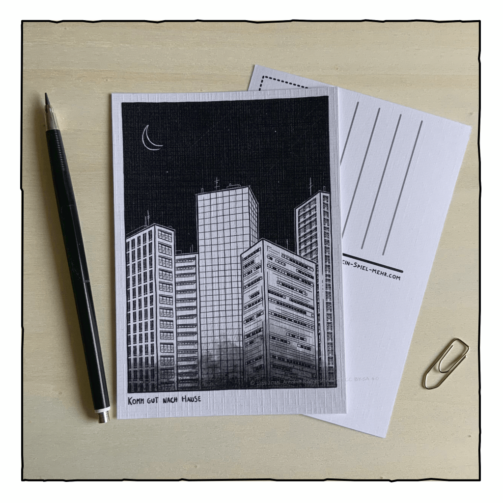 Zwei Karten liegen schräg übereinander. Die linke Karte zeigt mit der Vorderseite nach oben. Eine Skizze zeigt dort fünf Hochhäuser, die von Nebel umgeben sind. Hinter den Hochhäusern ist tiefschwarze Nacht und der Umriss eines Halbmonds zu erkennen.
