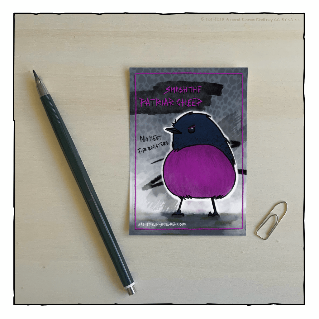 Sticker auf einer Holzplatte. Auf dem Sticker ist ein kleiner Vogel abgebildet, der ein pink schwarzes Gefieder hat. Er hat eine pinke Augenbraue eingezeichnet, die er wütend nach unten zieht. Der Hintergrund des Bildes besteht aus Nebel, einem schwarzen Kratzer und grauem Leopardenmuster. Die Aufschrift zeigt die Sätze Smash the Patriar Chiep und No Nest for Roosters.