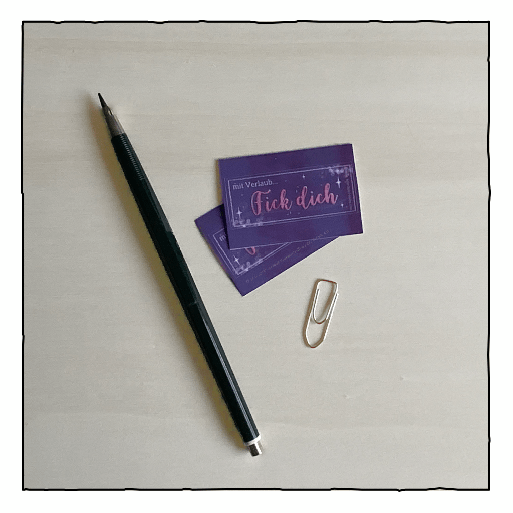 Zwei kleine Sticker liegen auf einem Holzbrett. Der Hintergrund der Sticker ist lila. Mit Verlaub Fick dich ist in weißer und pinker Schrift darauf geschrieben. Fick dich wurde in Schreibschrift geschrieben und ist von weißen Sternen und kleinen Seifenblasen umgeben. 