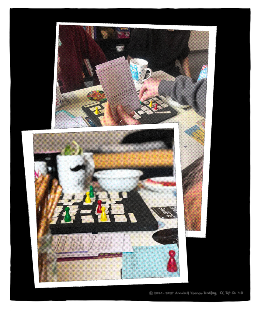 Zwei Fotos zeigen Szenen aus einem Spieleabend. Das Spiel auf dem Tisch besteht aus Papierschnipseln, Karteikarten und Spielfiguren. Eine Person bewegt eine Spielfigur und hält dabei eine Karteikarte in der Hand. Salzstangen und angeknabberte Melonenstücke liegen um das Brett herum, auf dem die Papierschnipsel liegen.